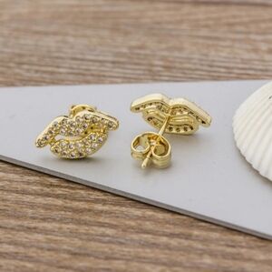 Gold plated lips earrings